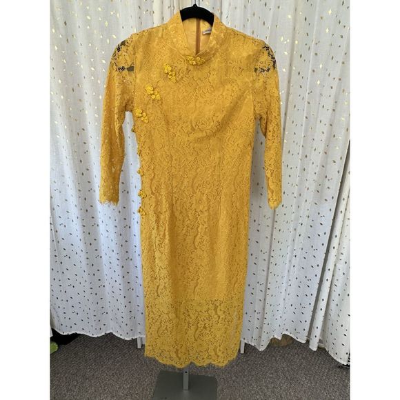 Yellow Queen Mulock Size S Side slit dress - Picture 2 of 2